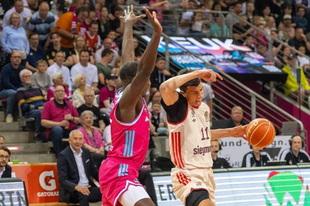 Zweikampf zwischen Tylan Birts (Telekom Baskets Bonn, 05) und Vladimir Lucic (FC Bayern Muenchen Basketball, 11). Telekom Baskets Bonn vs. FC Bayern Muenchen, Basketball, e@sy credit BBL, Halbfinale, 3. Spiel, Saison 2025 2026, 04.06.2026 Telekom Baskets Bonn vs. FC Bayern Muenchen, Basketball, e@sy credit BBL, Halbfinale, 3. Spiel, Saison 2025 2026, 04.06.2026 Bonn Copyright: xEibner-Pressefoto ThomasxHaeslerx EP_THR