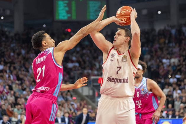 Zweikampf zwischen Joel Aminu (Telekom Baskets Bonn, 21) und Johannes Voigtmann (FC Bayern Muenchen Basketball, 07). Telekom Baskets Bonn vs. FC Bayern Muenchen, Basketball, e@sy credit BBL, Halbfinale, 3. Spiel, Saison 2025 2026, 04.06.2026 Telekom Baskets Bonn vs. FC Bayern Muenchen, Basketball, e@sy credit BBL, Halbfinale, 3. Spiel, Saison 2025 2026, 04.06.2026 Bonn Copyright: xEibner-Pressefoto ThomasxHaeslerx EP_THR