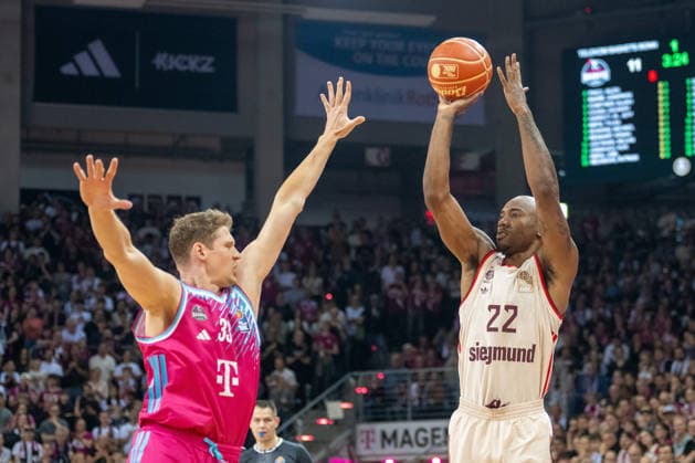 Patrick Heckmann (Telekom Baskets Bonn, 33) versucht den Wurf von Isiaha Mike (FC Bayern Muenchen Basketball, 22) zu blocken. Telekom Baskets Bonn vs. FC Bayern Muenchen, Basketball, e@sy credit BBL, Halbfinale, 3. Spiel, Saison 2025 2026, 04.06.2026 Telekom Baskets Bonn vs. FC Bayern Muenchen, Basketball, e@sy credit BBL, Halbfinale, 3. Spiel, Saison 2025 2026, 04.06.2026 Bonn Copyright: xEibner-Pressefoto ThomasxHaeslerx EP_THR