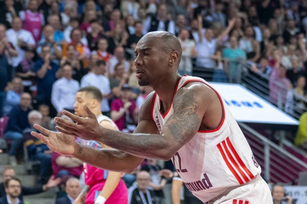 Isiaha Mike (FC Bayern Muenchen Basketball, 22) kann die Entscheidung nicht verstehen. Telekom Baskets Bonn vs. FC Bayern Muenchen, Basketball, e@sy credit BBL, Halbfinale, 3. Spiel, Saison 2025 2026, 04.06.2026 Telekom Baskets Bonn vs. FC Bayern Muenchen, Basketball, e@sy credit BBL, Halbfinale, 3. Spiel, Saison 2025 2026, 04.06.2026 Bonn Copyright: xEibner-Pressefoto ThomasxHaeslerx EP_THR