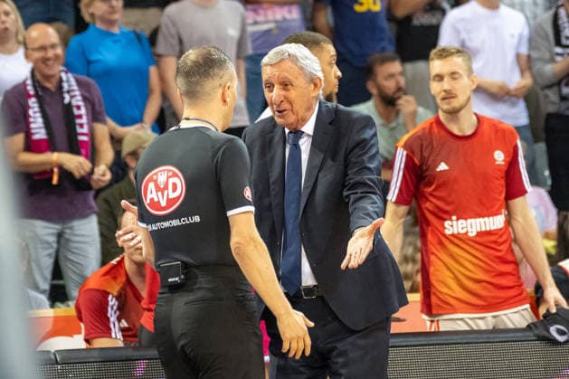 Svetislav Pesic (FC Bayern Muenchen Basketball, Headcoach) in derr Diskussion mit einem Schiedsrichter. Telekom Baskets Bonn vs. FC Bayern Muenchen, Basketball, e@sy credit BBL, Halbfinale, 3. Spiel, Saison 2025 2026, 04.06.2026 Telekom Baskets Bonn vs. FC Bayern Muenchen, Basketball, e@sy credit BBL, Halbfinale, 3. Spiel, Saison 2025 2026, 04.06.2026 Bonn Copyright: xEibner-Pressefoto ThomasxHaeslerx EP_THR