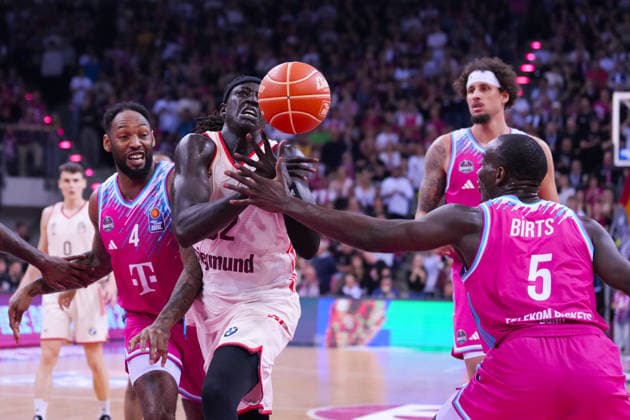 04.06.2026, xydrx, Basketball, easyCredit Basketball Bundesliga, Playoffs, Halbfinale Spiel 3, Telekom Baskets Bonn - FC Bayern München Basketball, Telekom Dome Bonn: Jeff Garrett Jr. (Telekom Baskets Bonn, 4) und Tylan Birts (Telekom Baskets Bonn, 5) im Zweikampf gegen Wenyen Gabriel (FC Bayern Muenchen Basketball, 32) Copyright: HMBxMedia YannisxDreimann