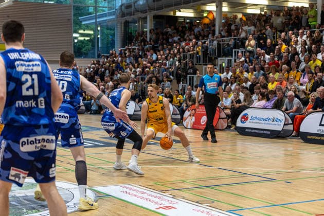 Bjarne Kraushaar (Phoenix Hagen, 04) Lucas Mayer (Bozic Estriche Knights Kirchheim, 08) GER, Bozic Estriche Knights Kirchheim vs. Phoenix Hagen, BARMER 2. Basketball Bundesliga, Playoffs Finale Spiel 1, Saison 2025 2026, 04.06.2026 GER, Bozic Estriche Knights Kirchheim vs. Phoenix Hagen, BARMER 2. Basketball Bundesliga, Playoffs Finale Spiel 1, Saison 2025 2026, 04.06.2026 Kirchheim unter Teck Copyright: xEibner-Pressefoto NinaxSanderx EP_NSR