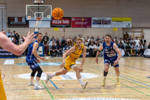 Bjarne Kraushaar (Phoenix Hagen, 04) Lucas Mayer (Bozic Estriche Knights Kirchheim, 08) Fabian Bleck (Phoenix Hagen, 10) GER, Bozic Estriche Knights Kirchheim vs. Phoenix Hagen, BARMER 2. Basketball Bundesliga, Playoffs Finale Spiel 1, Saison 2025 2026, 04.06.2026 GER, Bozic Estriche Knights Kirchheim vs. Phoenix Hagen, BARMER 2. Basketball Bundesliga, Playoffs Finale Spiel 1, Saison 2025 2026, 04.06.2026 Kirchheim unter Teck Copyright: xEibner-Pressefoto NinaxSanderx EP_NSR