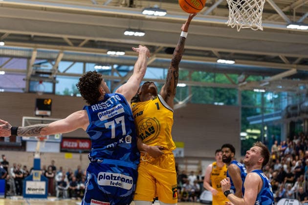 Anzac Joseph Dennis Rissetto (Phoenix Hagen, 77) Phillip Montreal Russell (Bozic Estriche Knights Kirchheim, 01) GER, Bozic Estriche Knights Kirchheim vs. Phoenix Hagen, BARMER 2. Basketball Bundesliga, Playoffs Finale Spiel 1, Saison 2025 2026, 04.06.2026 GER, Bozic Estriche Knights Kirchheim vs. Phoenix Hagen, BARMER 2. Basketball Bundesliga, Playoffs Finale Spiel 1, Saison 2025 2026, 04.06.2026 Kirchheim unter Teck Copyright: xEibner-Pressefoto NinaxSanderx EP_NSR