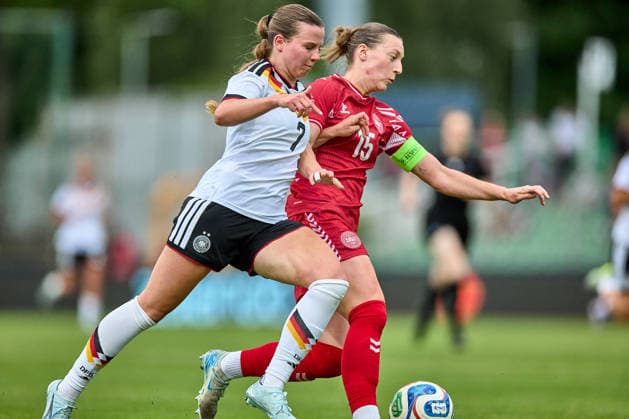 04.06.2026, GER, Frauenfußball, Internationale Testpiele, Freundschaftsspiel, 2026, Deutschland U23 - Dänemark U23 Sarah Mattner (7, Deutschland U23w, li.), Karen Knudsen (15, Dänemark U23), Aktion, mit Ball, Zweikampf Leipzig Alfred-Kunze-Sportpark Sachsen Deutschland