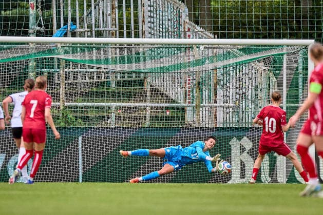 04.06.2026, GER, Frauenfußball, Internationale Testpiele, Freundschaftsspiel, 2026, Deutschland U23 - Dänemark U23 Lina Altenburg (12, Deutschland U23w), Freisteller, Aktion, mit Ball, hält Elfer Leipzig Alfred-Kunze-Sportpark Sachsen Deutschland