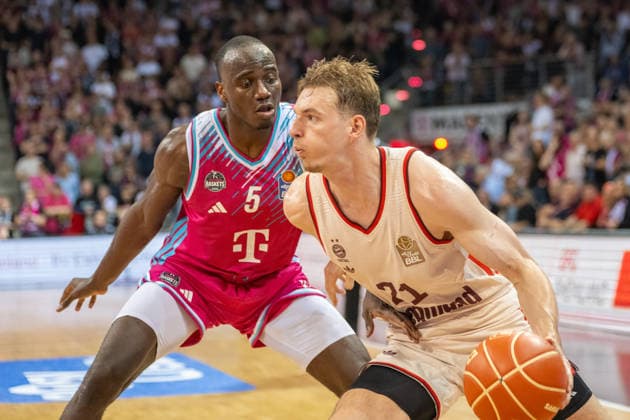 Zweikampf zwischen Tylan Birts (Telekom Baskets Bonn, 05) und Justus Hollatz (FC Bayern Muenchen, 21). Telekom Baskets Bonn vs. FC Bayern Muenchen, Basketball, e@sy credit BBL, Halbfinale, 3. Spiel, Saison 2025 2026, 04.06.2026 Telekom Baskets Bonn vs. FC Bayern Muenchen, Basketball, e@sy credit BBL, Halbfinale, 3. Spiel, Saison 2025 2026, 04.06.2026 Bonn Copyright: xEibner-Pressefoto ThomasxHaeslerx EP_THR