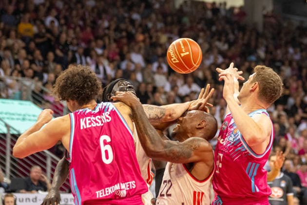 Harter Kampf unter dem Korb zwischen Michael Kessens (Telekom Baskets Bonn, 06), Isiaha Mike (FC Bayern Muenchen Basketball, 22) und Patrick Heckmann (Telekom Baskets Bonn, 33). Telekom Baskets Bonn vs. FC Bayern Muenchen, Basketball, e@sy credit BBL, Halbfinale, 3. Spiel, Saison 2025 2026, 04.06.2026 Telekom Baskets Bonn vs. FC Bayern Muenchen, Basketball, e@sy credit BBL, Halbfinale, 3. Spiel, Saison 2025 2026, 04.06.2026 Bonn Copyright: xEibner-Pressefoto ThomasxHaeslerx EP_THR