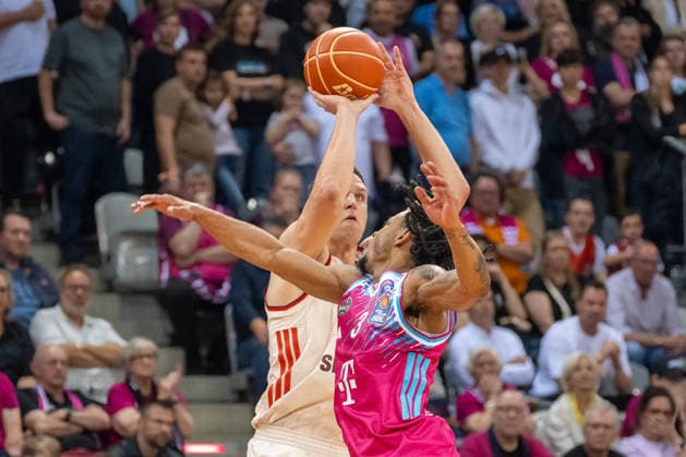 Zweikampf zwischen Johannes Voigtmann (FC Bayern Muenchen Basketball, 07) und Zachery Cooks (Telekom Baskets Bonn, 03). Telekom Baskets Bonn vs. FC Bayern Muenchen, Basketball, e@sy credit BBL, Halbfinale, 3. Spiel, Saison 2025 2026, 04.06.2026 Telekom Baskets Bonn vs. FC Bayern Muenchen, Basketball, e@sy credit BBL, Halbfinale, 3. Spiel, Saison 2025 2026, 04.06.2026 Bonn Copyright: xEibner-Pressefoto ThomasxHaeslerx EP_THR