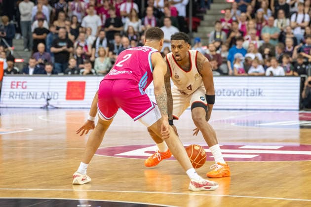 Zweikampf zwischen Alijah Comithier (Telekom Baskets Bonn, 02) und Xavier Rathan Mayes (FC Bayer Muenchen, 04). Telekom Baskets Bonn vs. FC Bayern Muenchen, Basketball, e@sy credit BBL, Halbfinale, 3. Spiel, Saison 2025 2026, 04.06.2026 Telekom Baskets Bonn vs. FC Bayern Muenchen, Basketball, e@sy credit BBL, Halbfinale, 3. Spiel, Saison 2025 2026, 04.06.2026 Bonn Copyright: xEibner-Pressefoto ThomasxHaeslerx EP_THR