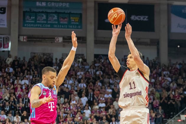 Alijah Comithier (Telekom Baskets Bonn, 02) versucht den Wurf von Vladimir Lucic (FC Bayern Muenchen Basketball, 11) zu blocken. Telekom Baskets Bonn vs. FC Bayern Muenchen, Basketball, e@sy credit BBL, Halbfinale, 3. Spiel, Saison 2025 2026, 04.06.2026 Telekom Baskets Bonn vs. FC Bayern Muenchen, Basketball, e@sy credit BBL, Halbfinale, 3. Spiel, Saison 2025 2026, 04.06.2026 Bonn Copyright: xEibner-Pressefoto ThomasxHaeslerx EP_THR