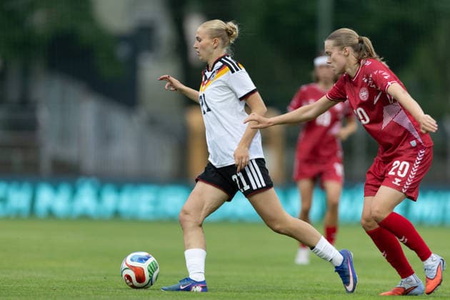 GER, Leipzig, DFB, Fussball, Frauenfussball, internationales Freundschaftsspiel, Deutschland U23 vs. Daenemark U23 im Bild v.l.: Paulina Bartz (Deutschland U23 21), Therese Vestermark (Daenemark 20), Zweikampf 04.06.2026, Alfred-Kunze Sportpark Leipzig DFB REGULATIONS PROHIBIT ANY USE OF PHOTOGRAPHS AS IMAGE SEQUENCES AND OR QUASI-VIDEO, Copyright: HMBxMedia PaulxFritz