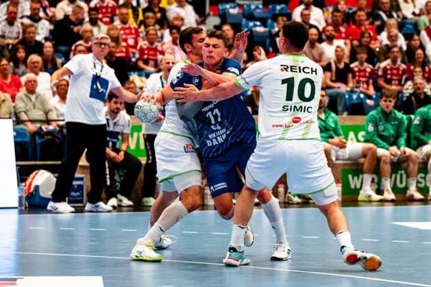 04.06.2026, xdobgx, Handball Daikin HBL, Handball Verein Hamburg - HSG Wetzlar v.l. Jona Schoch (HSG Wetzlar, 22), Nicolaj Jorgensen (Handball Sport Verein Hamburg, 11) am Ball, plays the ball, Josip Simic (HSG Wetzlar, 10) Zweikampf, Duell, Kampf, tackle Hamburg
