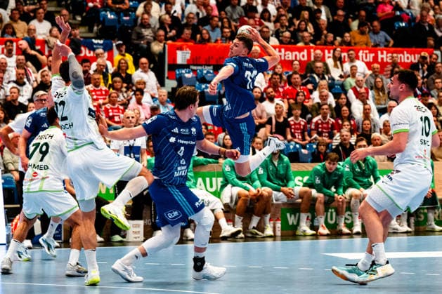 04.06.2026, xdobgx, Handball Daikin HBL, Handball Verein Hamburg - HSG Wetzlar v.l. Jona Schoch (HSG Wetzlar, 22), Andreas Magaard (Handball Sport Verein Hamburg, 4), Nicolaj Jorgensen (Handball Sport Verein Hamburg, 11) beim Wurf, in action, throwing Hamburg