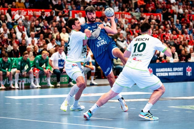 04.06.2026, xdobgx, Handball Daikin HBL, Handball Verein Hamburg - HSG Wetzlar v.l. Jona Schoch (HSG Wetzlar, 22) Nicolaj Jorgensen (Handball Sport Verein Hamburg, 11) am Ball, plays the ball, Josip Simic (HSG Wetzlar, 10) Zweikampf, Duell, Kampf, tackle Hamburg