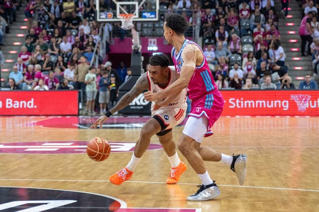 Zweikampf zwischen Xavier Rathan Mayes (FC Bayer Muenchen, 04) und Joel Aminu (Telekom Baskets Bonn, 21). Telekom Baskets Bonn vs. FC Bayern Muenchen, Basketball, e@sy credit BBL, Halbfinale, 3. Spiel, Saison 2025 2026, 04.06.2026 Telekom Baskets Bonn vs. FC Bayern Muenchen, Basketball, e@sy credit BBL, Halbfinale, 3. Spiel, Saison 2025 2026, 04.06.2026 Bonn Copyright: xEibner-Pressefoto ThomasxHaeslerx EP_THR