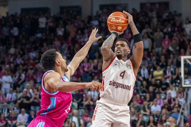 Zweikampf zwischen Joel Aminu (Telekom Baskets Bonn, 21) und Xavier Rathan Mayes (FC Bayer Muenchen, 04). Telekom Baskets Bonn vs. FC Bayern Muenchen, Basketball, e@sy credit BBL, Halbfinale, 3. Spiel, Saison 2025 2026, 04.06.2026 Telekom Baskets Bonn vs. FC Bayern Muenchen, Basketball, e@sy credit BBL, Halbfinale, 3. Spiel, Saison 2025 2026, 04.06.2026 Bonn Copyright: xEibner-Pressefoto ThomasxHaeslerx EP_THR