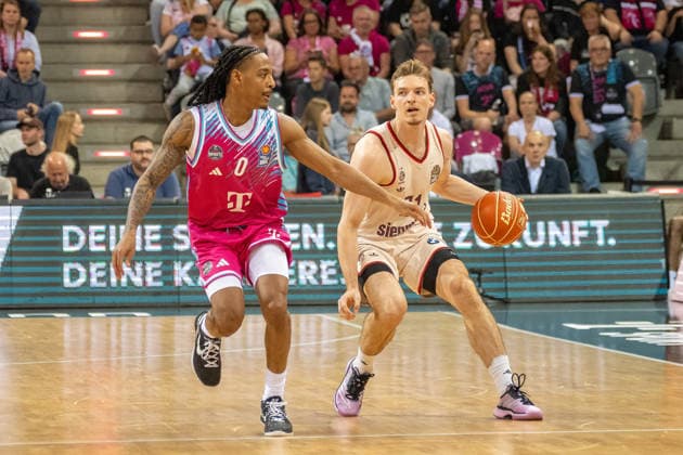 Zweikampf zwischen Jalen Finch (Telekom Baskets Bonn, 00) und Justus Hollatz (FC Bayern Muenchen, 21). Telekom Baskets Bonn vs. FC Bayern Muenchen, Basketball, e@sy credit BBL, Halbfinale, 3. Spiel, Saison 2025 2026, 04.06.2026 Telekom Baskets Bonn vs. FC Bayern Muenchen, Basketball, e@sy credit BBL, Halbfinale, 3. Spiel, Saison 2025 2026, 04.06.2026 Bonn Copyright: xEibner-Pressefoto ThomasxHaeslerx EP_THR