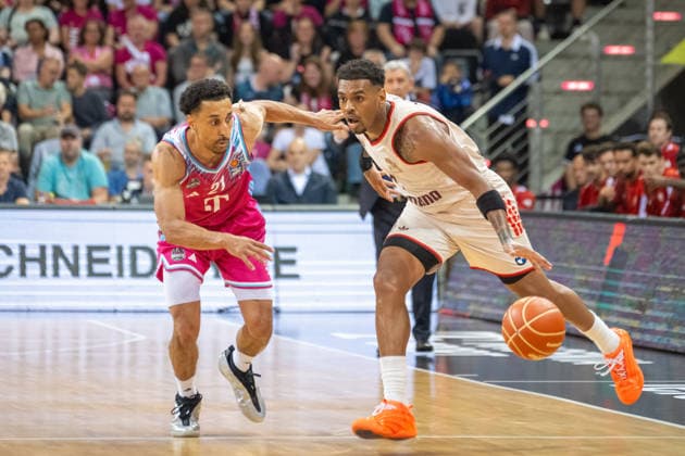 Zweikampf zwischen Joel Aminu (Telekom Baskets Bonn, 21) und Xavier Rathan Mayes (FC Bayer Muenchen, 04). Telekom Baskets Bonn vs. FC Bayern Muenchen, Basketball, e@sy credit BBL, Halbfinale, 3. Spiel, Saison 2025 2026, 04.06.2026 Telekom Baskets Bonn vs. FC Bayern Muenchen, Basketball, e@sy credit BBL, Halbfinale, 3. Spiel, Saison 2025 2026, 04.06.2026 Bonn Copyright: xEibner-Pressefoto ThomasxHaeslerx EP_THR