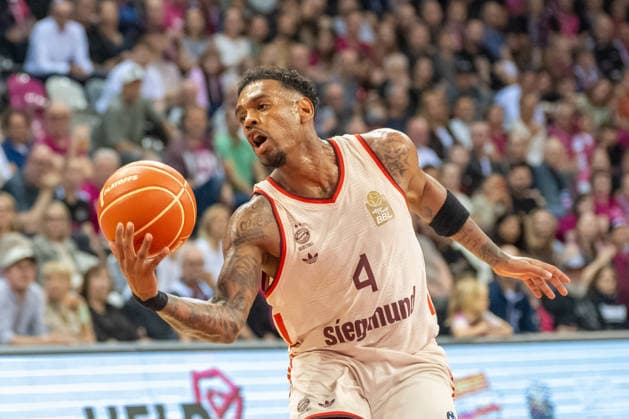 Xavier Rathan Mayes (FC Bayer Muenchen, 04) kann den Ball gerade noch erreichen. Telekom Baskets Bonn vs. FC Bayern Muenchen, Basketball, e@sy credit BBL, Halbfinale, 3. Spiel, Saison 2025 2026, 04.06.2026 Telekom Baskets Bonn vs. FC Bayern Muenchen, Basketball, e@sy credit BBL, Halbfinale, 3. Spiel, Saison 2025 2026, 04.06.2026 Bonn Copyright: xEibner-Pressefoto ThomasxHaeslerx EP_THR