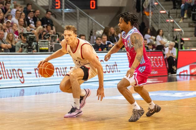 Zweikampf zwischen Justus Hollatz (FC Bayern Muenchen, 21) und Zachery Cooks (Telekom Baskets Bonn, 03). Telekom Baskets Bonn vs. FC Bayern Muenchen, Basketball, e@sy credit BBL, Halbfinale, 3. Spiel, Saison 2025 2026, 04.06.2026 Telekom Baskets Bonn vs. FC Bayern Muenchen, Basketball, e@sy credit BBL, Halbfinale, 3. Spiel, Saison 2025 2026, 04.06.2026 Bonn Copyright: xEibner-Pressefoto ThomasxHaeslerx EP_THR