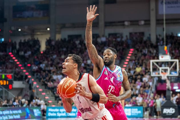 Zweikampf zwischen Kilian Fischer (FC Bayern Muenchen, 01) und Jeff Garrett Jr. (Telekom Baskets Bonn, 04). Telekom Baskets Bonn vs. FC Bayern Muenchen, Basketball, e@sy credit BBL, Halbfinale, 3. Spiel, Saison 2025 2026, 04.06.2026 Telekom Baskets Bonn vs. FC Bayern Muenchen, Basketball, e@sy credit BBL, Halbfinale, 3. Spiel, Saison 2025 2026, 04.06.2026 Bonn Copyright: xEibner-Pressefoto ThomasxHaeslerx EP_THR