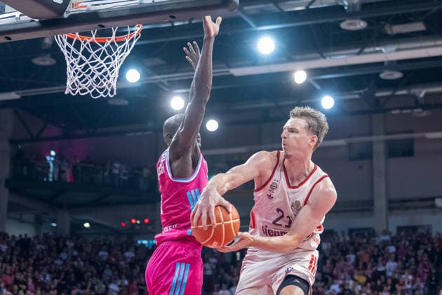 Kur Jongkuch (Telekom Baskets Bonn, 15) kann die Ablage von Justus Hollatz (FC Bayern Muenchen, 21) nicht verhindern. Telekom Baskets Bonn vs. FC Bayern Muenchen, Basketball, e@sy credit BBL, Halbfinale, 3. Spiel, Saison 2025 2026, 04.06.2026 Telekom Baskets Bonn vs. FC Bayern Muenchen, Basketball, e@sy credit BBL, Halbfinale, 3. Spiel, Saison 2025 2026, 04.06.2026 Bonn Copyright: xEibner-Pressefoto ThomasxHaeslerx EP_THR