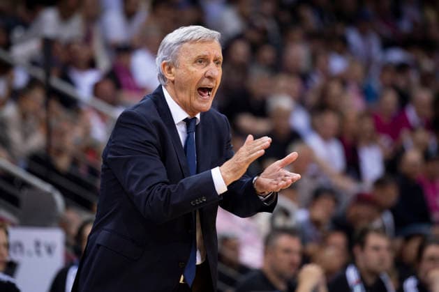 Head Coach Svetislav PESIC (FCB, mi.) feuert klatschend sein Team an, Klatschen, energisch, Einzelbild. Endstand 57:77, Basketball 1.Bundesliga Telekom Baskets Bonn-FC Bayern Muenchen Basketball (München) BON vs FCB Playoffs, Halbfinale, 3. Spiel, im T E L E K O M D O M E, am 27.05.2026, Â