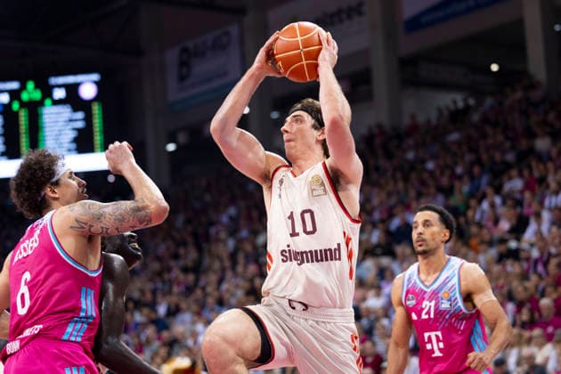 Justinian JESSUP (FCB 10, mi.) am Ball, Wurf im Sprung, im Zweikampf gegen Michael KESSENS (BON 6, li.) und Joel AMINU (BON 21, re.), Aktion, Endstand 57:77, Basketball 1.Bundesliga Telekom Baskets Bonn-FC Bayern Muenchen Basketball (München) BON vs FCB Playoffs, Halbfinale, 3. Spiel, im T E L E K O M D O M E, am 27.05.2026, Â
