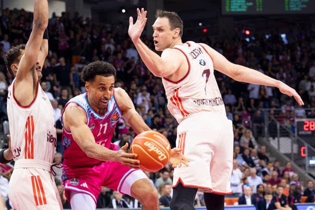 Joel AMINU (BON 21, mi.) am Ball im Zweikampf gegen Oscar DA SILVA (FCB 1, li.) und Johannes VOIGTMANN (FCB 7, re), Aktion, Endstand 57:77, Basketball 1.Bundesliga Telekom Baskets Bonn-FC Bayern Muenchen Basketball (München) BON vs FCB Playoffs, Halbfinale, 3. Spiel, im T E L E K O M D O M E, am 27.05.2026, Â