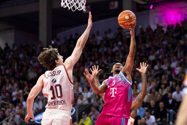 Zachery COOKS (BON 3, re.) am Ball, Wurf zum Korb, im Zweikampf gegen Justinian JESSUP (FCB 10, li.), Aktion. Endstand 57:77, Basketball 1.Bundesliga Telekom Baskets Bonn-FC Bayern Muenchen Basketball (München) BON vs FCB Playoffs, Halbfinale, 3. Spiel, im T E L E K O M D O M E, am 27.05.2026,