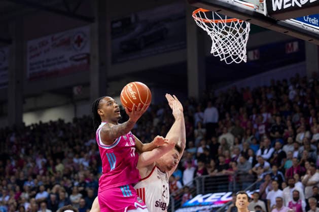 Jalen FINCH (BON 0, li.) am Ball, Wurf zum Korb, im Zweikampf gegen Justus HOLLATZ (FCB 21, re.), Aktion. Endstand 57:77, Basketball 1.Bundesliga Telekom Baskets Bonn-FC Bayern Muenchen Basketball (München) BON vs FCB Playoffs, Halbfinale, 3. Spiel, im T E L E K O M D O M E, am 27.05.2026,