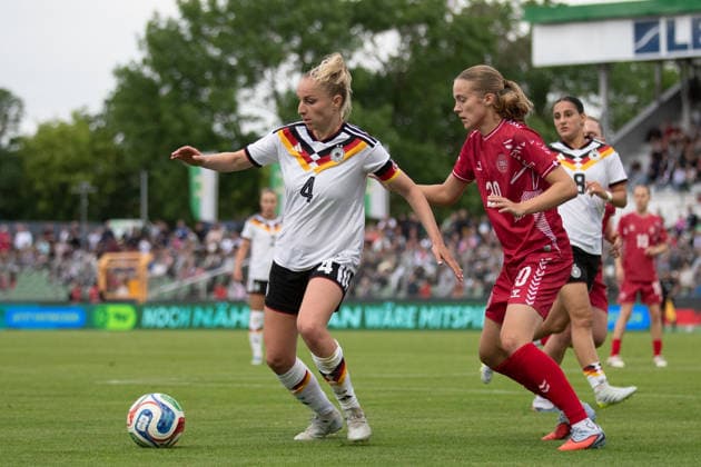 GER, Leipzig, DFB, Fussball, Frauenfussball, internationales Freundschaftsspiel, Deutschland U23 vs. Daenemark U23 im Bild v.l.: Vanessa Diehm (Deutschland U23 04), Therese Vestermark (Daenemark 20), Zweikampf 04.06.2026, Alfred-Kunze Sportpark Leipzig DFB REGULATIONS PROHIBIT ANY USE OF PHOTOGRAPHS AS IMAGE SEQUENCES AND OR QUASI-VIDEO, Copyright: HMBxMedia PaulxFritz