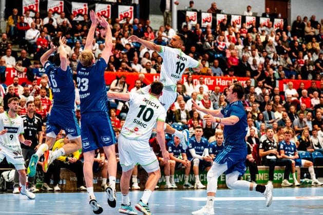 04.06.2026, xdobgx, Handball Daikin HBL, Handball Verein Hamburg - HSG Wetzlar v.l. Elias Kofler (Handball Sport Verein Hamburg, 6), Einar Olafsson (Handball Sport Verein Hamburg, 23), Josip Simic (HSG Wetzlar, 10), Philipp Ahouansou (HSG Wetzlar, 19) beim Wurf, in action, throwing, Andreas Magaard (Handball Sport Verein Hamburg, 4) Hamburg