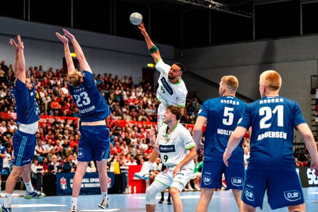 04.06.2026, xdobgx, Handball Daikin HBL, Handball Verein Hamburg - HSG Wetzlar v.l. Niklas Weller (Handball Sport Verein Hamburg, 13), Einar Olafsson (Handball Sport Verein Hamburg, 23), Philipp Ahouansou (HSG Wetzlar, 19) beim Wurf, in action, throwing, Niklas Theiss (HSG Wetzlar, 9), Oliver Norlyk (Handball Sport Verein Hamburg, 5), Frederik Bo Andersen (Handball Sport Verein Hamburg, 21) Hamburg