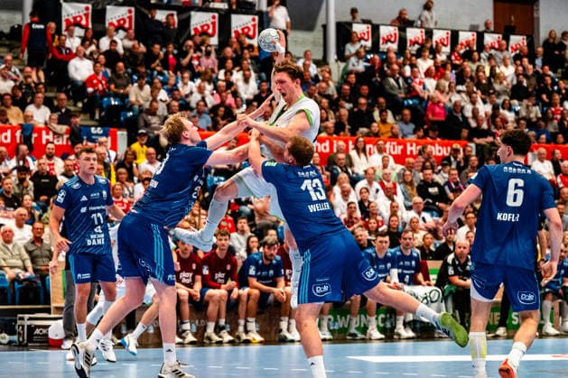 04.06.2026, xdobgx, Handball Daikin HBL, Handball Verein Hamburg - HSG Wetzlar v.l. Einar Olafsson (Handball Sport Verein Hamburg, 23), Justin Mueller (HSG Wetzlar, 25), Niklas Weller (Handball Sport Verein Hamburg, 13) Zweikampf, Duell, Kampf, tackle Hamburg
