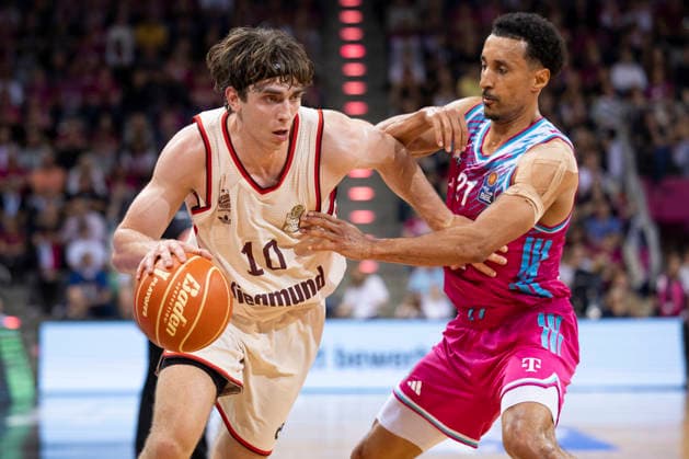 Justinian JESSUP (FCB 10, li.) am Ball, im Zweikampf gegen Joel AMINU (BON 21, re.), Aktion. Endstand 57:77, Basketball 1.Bundesliga Telekom Baskets Bonn-FC Bayern Muenchen Basketball (München) BON vs FCB Playoffs, Halbfinale, 3. Spiel, im T E L E K O M D O M E, am 27.05.2026, Â