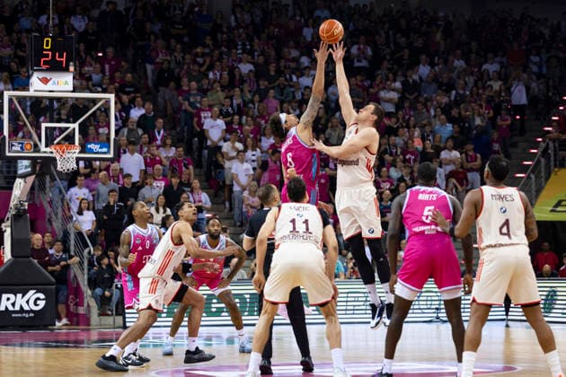 Michael KESSENS (BON 6, li.) und Johannes VOIGTMANN (FCB 7, re.) beim Anwurf zum Spiel, im Zweikampf um den Ball, Aktion. Endstand 57:77, Basketball 1.Bundesliga Telekom Baskets Bonn-FC Bayern Muenchen Basketball (München) BON vs FCB Playoffs, Halbfinale, 3. Spiel, im T E L E K O M D O M E, am 27.05.2026, Â