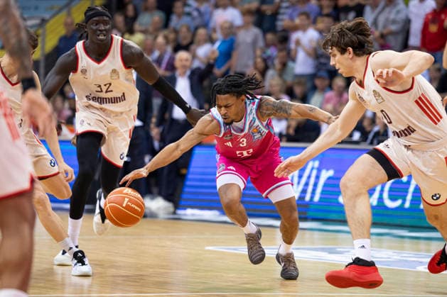 Zachery COOKS (BON 3, mi.) am Ball im Zweikampf gegen Wenyen GABRIEL (FCB 32, li.) und Justinian JESSUP (FCB 10, re.), Aktion. Endstand 57:77, Basketball 1.Bundesliga Telekom Baskets Bonn-FC Bayern Muenchen Basketball (München) BON vs FCB Playoffs, Halbfinale, 3. Spiel, im T E L E K O M D O M E, am 27.05.2026, Â