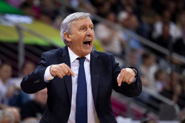 Head Coach Svetislav PESIC (FCB, mi.) gibt energisch Anweisungen, Einzelbild, rufend, Geste. Endstand 57:77, Basketball 1.Bundesliga Telekom Baskets Bonn-FC Bayern Muenchen Basketball (München) BON vs FCB Playoffs, Halbfinale, 3. Spiel, im T E L E K O M D O M E, am 27.05.2026, Â