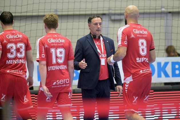 Aaron Mensing (MT Melsungen 33), Reynir Thor Stefansson (MT Melsungen 19), Jesper Larsson (Sportvorstand MT Meslungen), Adrian Sipos (MT Melsungen 8) (L-R) , GER, MT Melsungen - Fuechse Berlin, Handball, 1. Bundesliga, 33. Spieltag, Saison 2025 2026, 04.06.2026, GER, MT Melsungen - Fuechse Berlin, Handball, 1. Bundesliga, 33. Spieltag, Saison 2025 2026, 04.06.2026 Kassel Copyright: xEibner-Pressefotox xRolandxSippelx EP_RSL