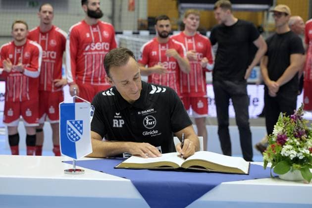 Roberto Garcia Parrondo (Trainer MT Melsungen) beim Eintrag ins goldene Buch der Stadt Kassel , GER, MT Melsungen - Fuechse Berlin, Handball, 1. Bundesliga, 33. Spieltag, Saison 2025 2026, 04.06.2026, GER, MT Melsungen - Fuechse Berlin, Handball, 1. Bundesliga, 33. Spieltag, Saison 2025 2026, 04.06.2026 Kassel Copyright: xEibner-Pressefotox xRolandxSippelx EP_RSL