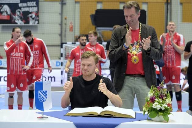 Timo Kastening (MT Melsungen 73) beim Eintrag ins goldene Buch der Stadt Kassel, Dr. Sven Schoeller (Oberbuergermeister der Stadt Kassel (R) , GER, MT Melsungen - Fuechse Berlin, Handball, 1. Bundesliga, 33. Spieltag, Saison 2025 2026, 04.06.2026, GER, MT Melsungen - Fuechse Berlin, Handball, 1. Bundesliga, 33. Spieltag, Saison 2025 2026, 04.06.2026 Kassel Copyright: xEibner-Pressefotox xRolandxSippelx EP_RSL