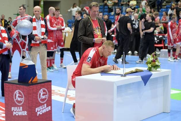 Dainis Kristopans (MT Melsungen 10) beim Eintrag ins goldene Buch der Stadt Kassel, Dr. Sven Schoeller (Oberbuergermeister der Stadt Kassel (hinten), EHF Pokal (L) , GER, MT Melsungen - Fuechse Berlin, Handball, 1. Bundesliga, 33. Spieltag, Saison 2025 2026, 04.06.2026, GER, MT Melsungen - Fuechse Berlin, Handball, 1. Bundesliga, 33. Spieltag, Saison 2025 2026, 04.06.2026 Kassel Copyright: xEibner-Pressefotox xRolandxSippelx EP_RSL