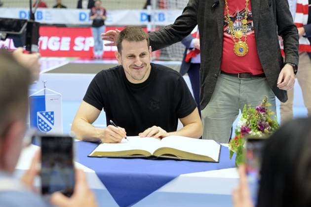 Nebojsa Simic (Torwart MT Melsungen 16) beim Eintrag ins goldene Buch der Stadt Kassel, Dr. Sven Schoeller (Oberbuergermeister der Stadt Kassel (R) , GER, MT Melsungen - Fuechse Berlin, Handball, 1. Bundesliga, 33. Spieltag, Saison 2025 2026, 04.06.2026, GER, MT Melsungen - Fuechse Berlin, Handball, 1. Bundesliga, 33. Spieltag, Saison 2025 2026, 04.06.2026 Kassel Copyright: xEibner-Pressefotox xRolandxSippelx EP_RSL