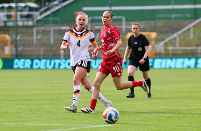 Deutschland - Daenemark Laenderspiel U23 Frauen Leipzig, 04.06.2026, Alfred-Kunze-Sportpark, Fussball, U23 Frauen, Länderspiel. BR DEUTSCHLAND (GER) vs. DÄNEMARK (DEN) 2:0 (2:0) , Im Bild v.l.: Vanessa Diehm (4, GER, Hoffenheim) und Karoline Olesen (10, DEN) ,