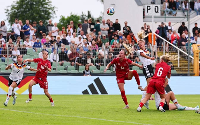 Deutschland - Daenemark Laenderspiel U23 Frauen Leipzig, 04.06.2026, Alfred-Kunze-Sportpark, Fussball, U23 Frauen, Länderspiel. BR DEUTSCHLAND (GER) vs. DÄNEMARK (DEN) 2:0 (2:0) , Im Bild v.l.: Sarah Mattner (7, GER, St. Poelten), Karoline Olesen (10, DEN), Nikoline Dudek ( 14, DEN) , Julia Landenberger (20, GER, RB Leipzig) und Pernille Sanvig (6, DEN) ,