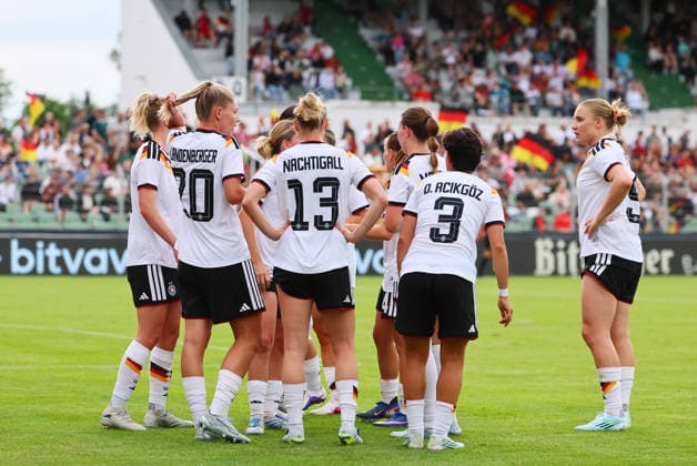 Deutschland - Daenemark Laenderspiel U23 Frauen Leipzig, 04.06.2026, Alfred-Kunze-Sportpark, Fussball, U23 Frauen, Länderspiel. BR DEUTSCHLAND (GER) vs. DÄNEMARK (DEN) 2:0 (2:0) , Tor für Deutschland zum 1:0. Im Bild: Torjubel um Torschützin Julia Landenberger (li., 20, GER, RB Leipzig) ,
