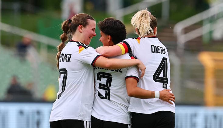 Deutschland - Daenemark Laenderspiel U23 Frauen Leipzig, 04.06.2026, Alfred-Kunze-Sportpark, Fussball, U23 Frauen, Länderspiel. BR DEUTSCHLAND (GER) vs. DÄNEMARK (DEN) 2:0 (2:0) , Tor für Deutschland zum 2:0. Im Bild: Torjubel um Torschützin Dilara Acikgöz (3, GER, Frankfurt). V.l.: Sarah Mattner (7, GER, St. Poelten), Dilara Acikgöz (3, GER, Frankfurt) und Vanessa Diehm (4, GER, Hoffenheim) ,